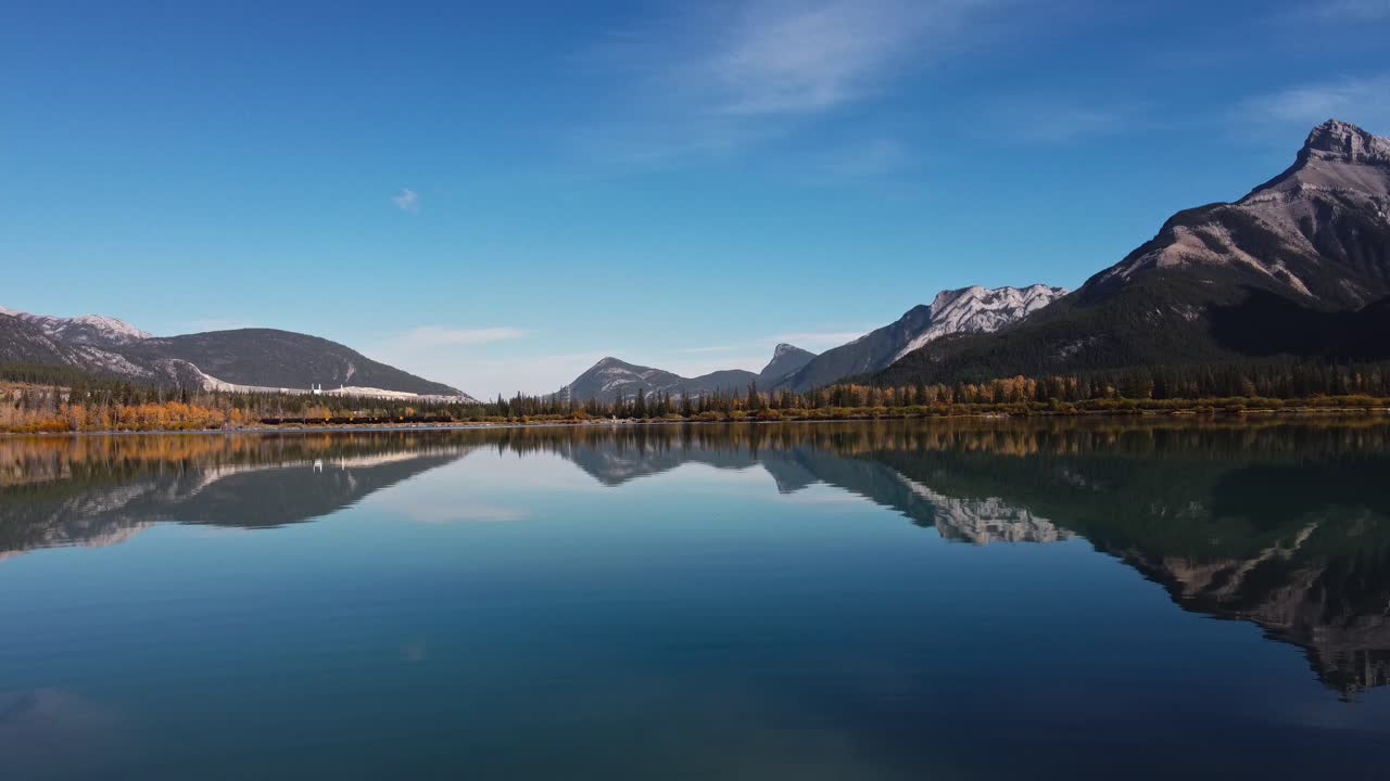 lago con montañas fábrica tren