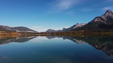 Lago-Con-Tren-Fábrica-De-Montañas