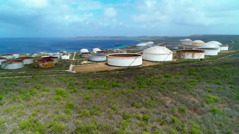 revelación aérea de 4k de tanques de almacenamiento de petróleo y silos, terminal de petróleo de bullenbaai en la isla de curacao