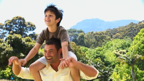 Papá-Cargando-A-Su-Hijo-Y-Disfrutando-El-Tiempo-Juntos