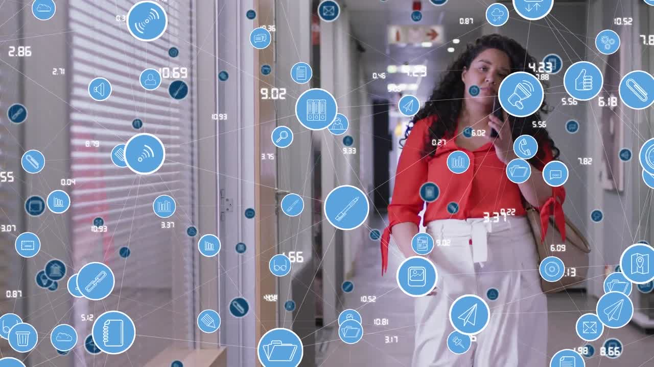 사무실에서  ⁇ 드폰으로 이야기하는 두 인종의 여성에 대한 라인과 연결되는 컴퓨터 아이콘의 애니메이션