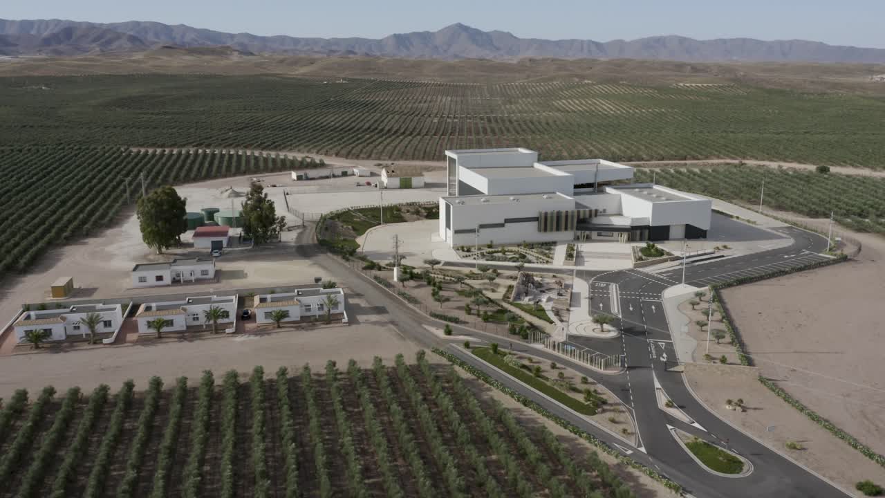 cerca de edificios en la pista de carreras de almería rodeada de campos de olivos