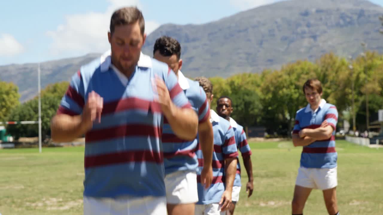 equipo de jugadores de rugby saltando en el campo 4k 4k