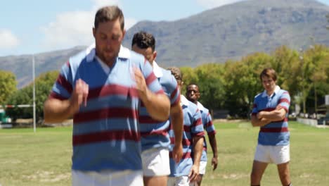 Equipo-De-Jugadores-De-Rugby-Saltando-En-El-Campo-4k-4k