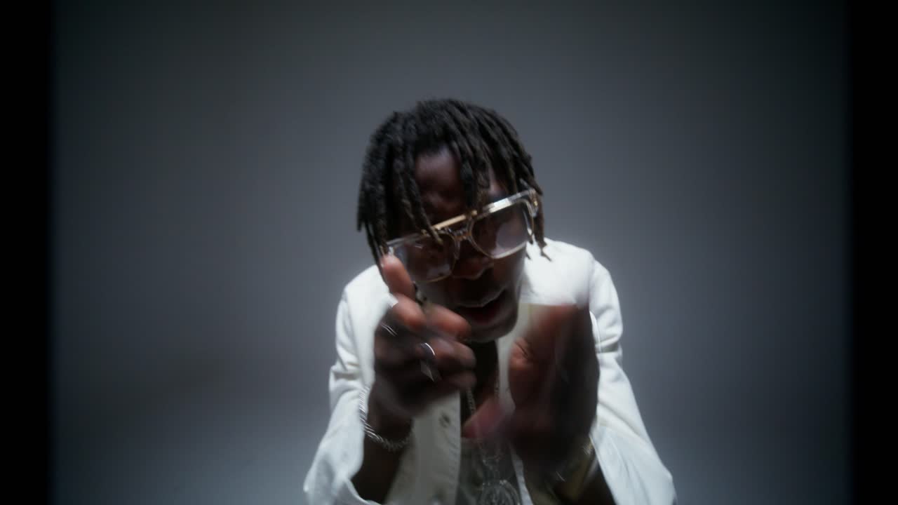 стильный чернокожий мужчина в современном наряде