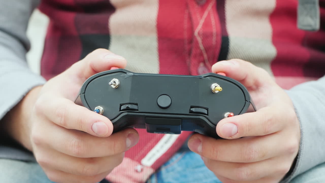 manos masculinas con un panel de control de drones control preciso