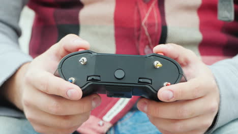 manos masculinas con un panel de control de drones control preciso