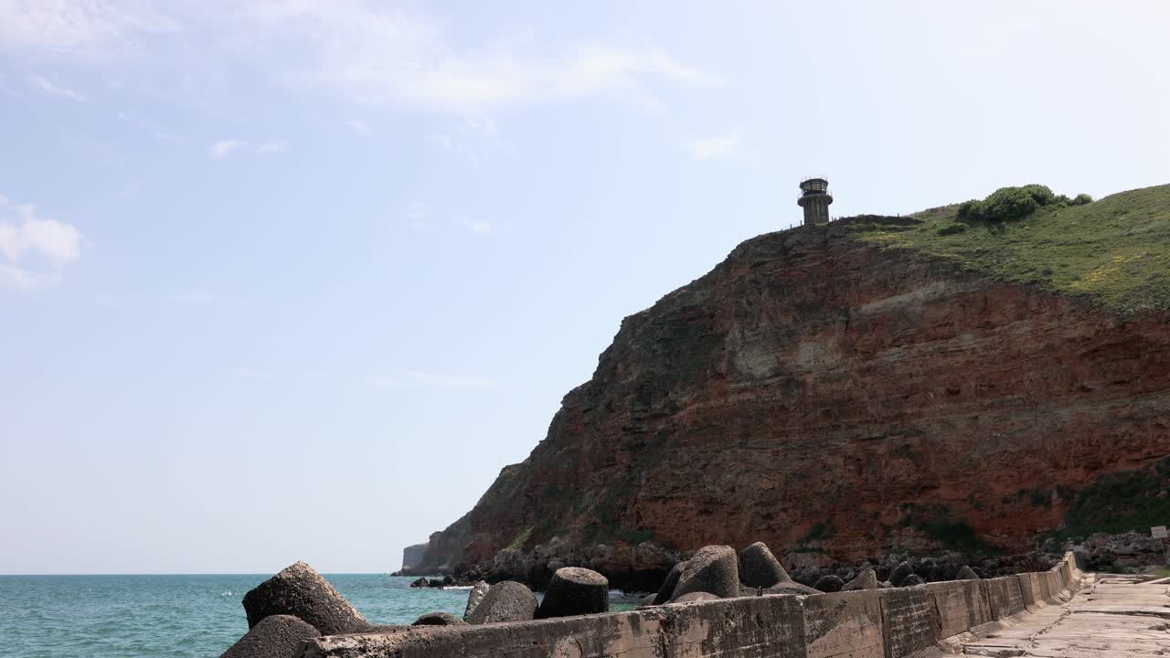 불가리아 케이프 칼리아크라 자연 보호 구역 근처의 볼라타 만에 있는 테트라포드 방파제
