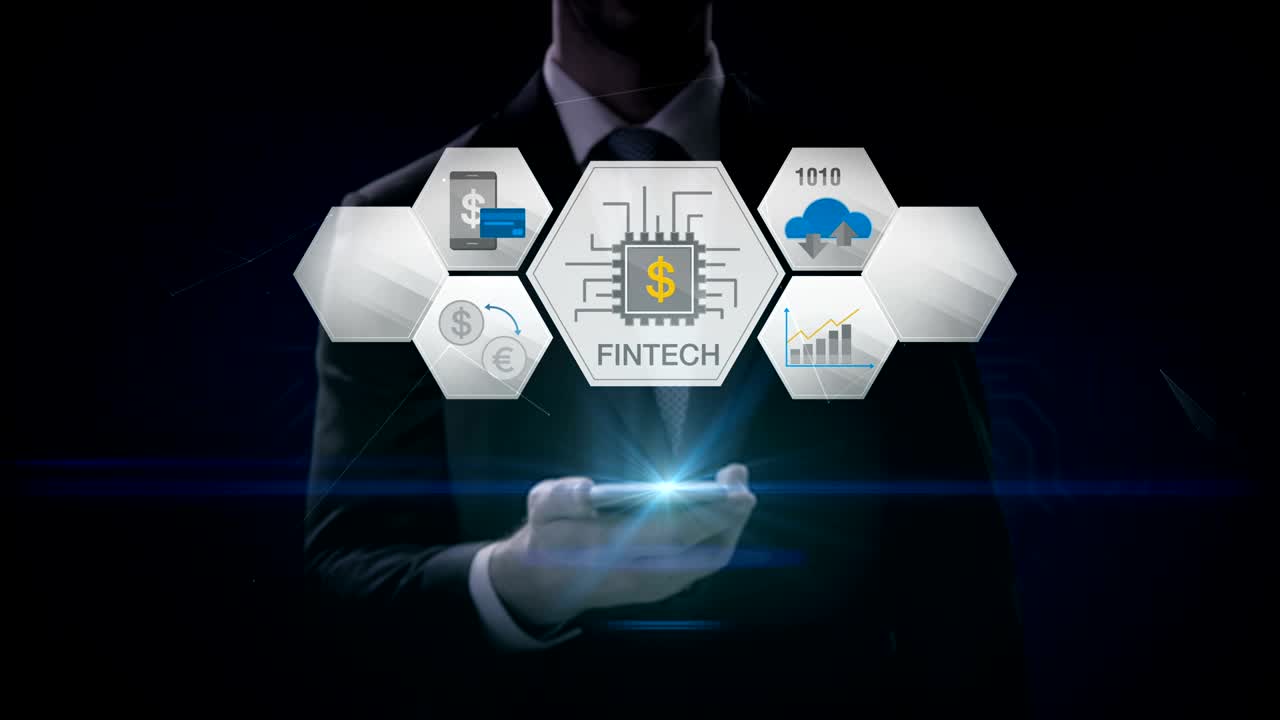 hombre de negocios levantando un teléfono inteligente, móvil, icono de fin-tech y varios gráficos. tecnología financiera futurista. película 4k. versión 2.