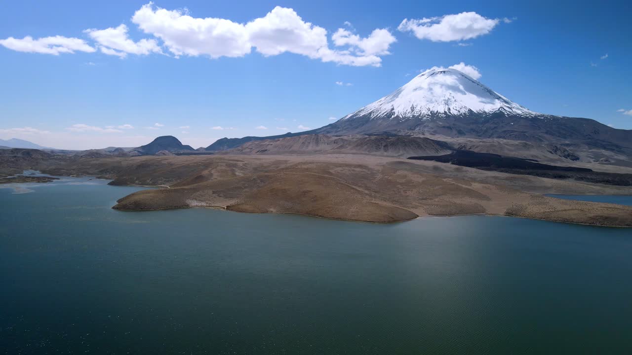 vista aérea del pintoresco lago chungara y el volcán parinacota, chile - dolly, toma de avión no tripulado