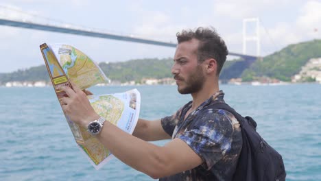 um turista à procura de um lugar no mapa.