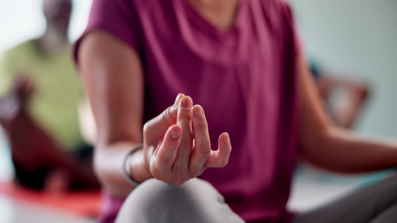 clase de meditación o yoga en grupo