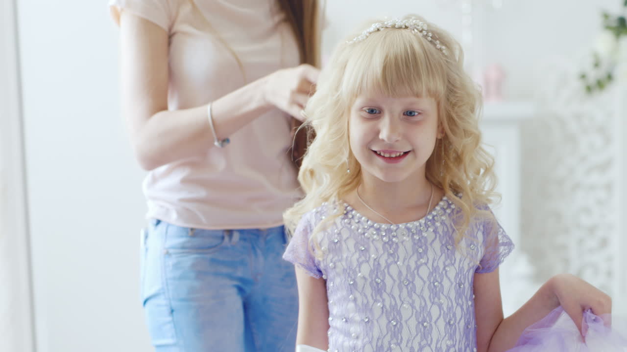 젊은 아가씨가 우아한 헤어스타일을 하고 있다