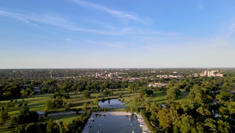 Paisaje-Del-Medio-Oeste-Americano-En-Saint-Louis,-Missouri---Establecimiento-De-Una-Vista-Aérea-De-Drones