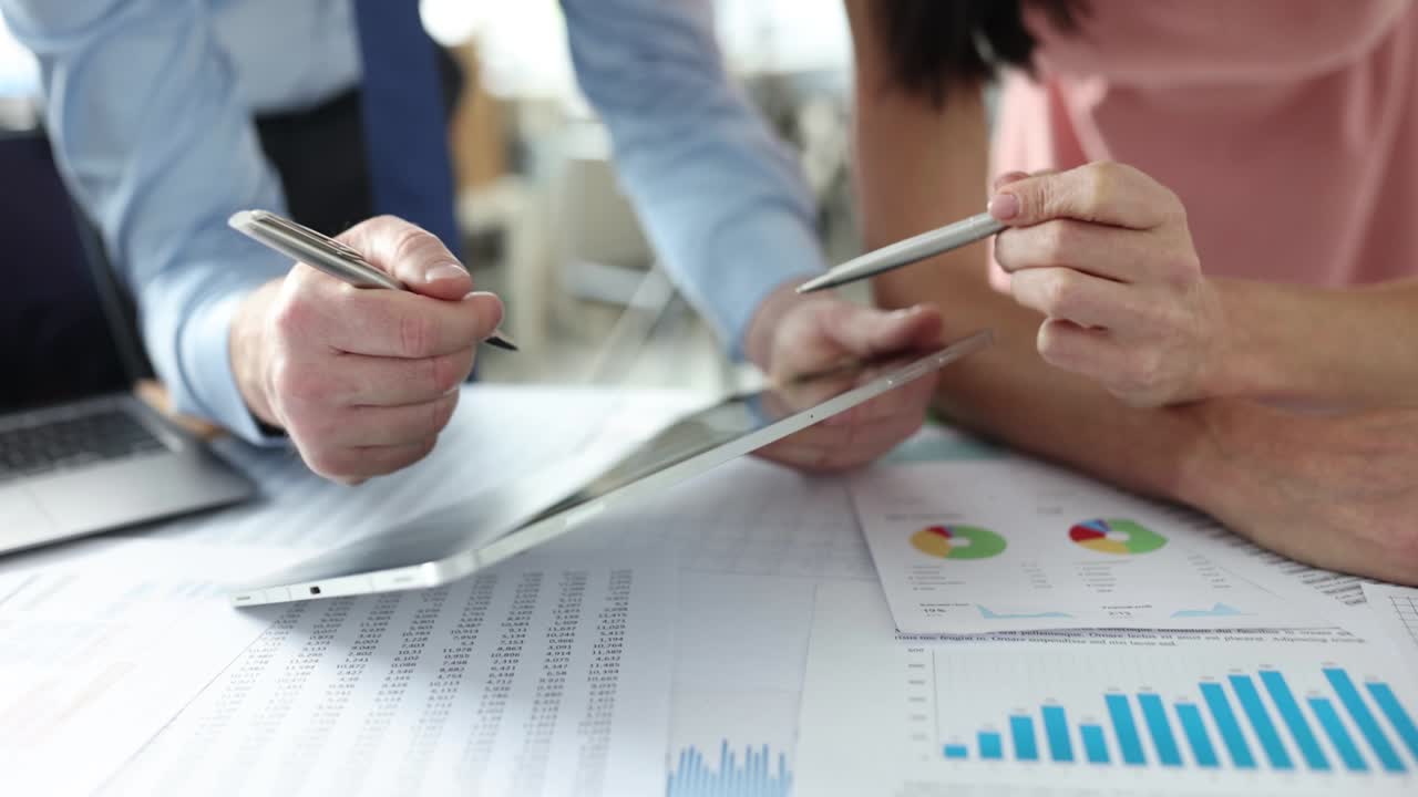 colegas discutiendo gráficos financieros y crecimiento empresarial