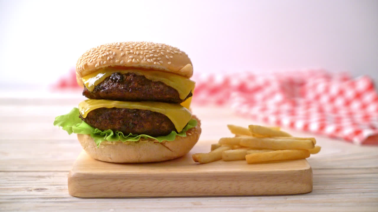 hamburguesas o hamburguesas de ternera con queso - estilo de comida poco saludable