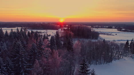 vista aérea de la puesta de sol sobre el idílico paisaje invernal