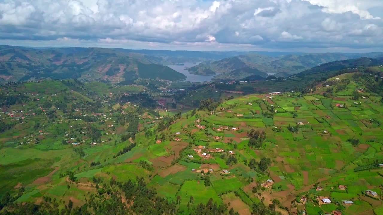 aldeas montañosas y tierras agrícolas con vistas al lago bunyonyi en el suroeste de uganda, áfrica