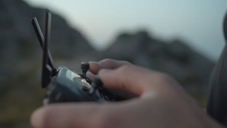 piloto de aeronave que opera el joystick del controlador para tomar algunos videos en mallorca, islas españa