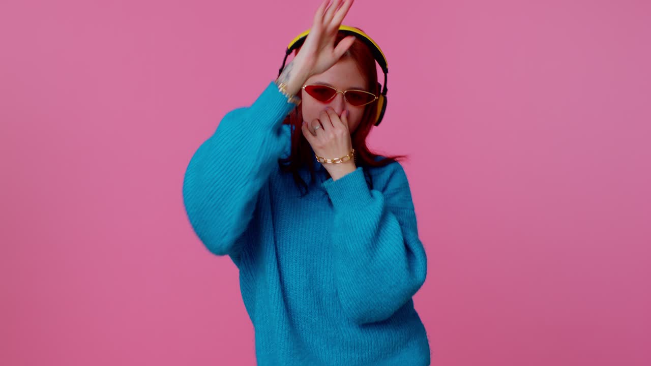 Glad, attraktiv pige lytter til musik via høretelefoner og danser disco, fjoller rundt og har det sjovt.
