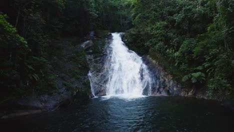 Drohne-In-Der-Nähe-Des-Wassers,-Das-Auf-Einen-Wasserfall-Zugeht