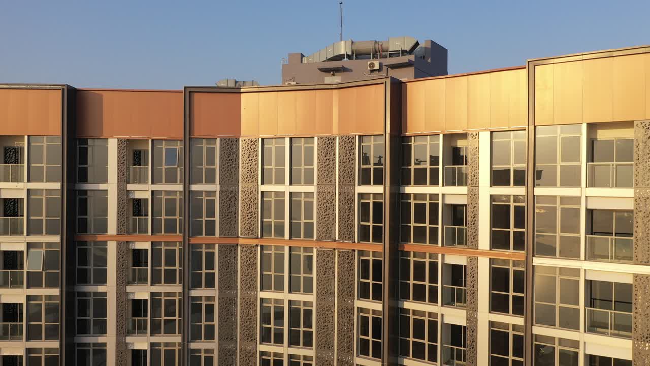 fachada de un edificio de apartamentos moderno