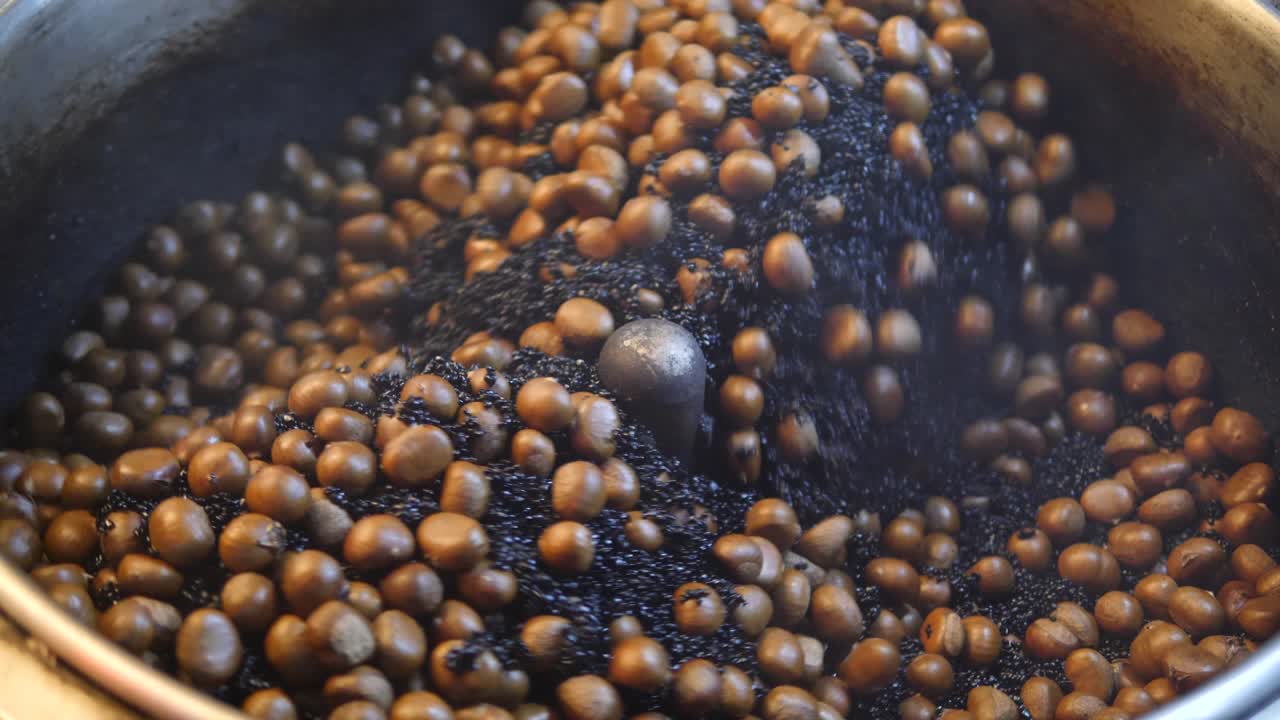 밤 크런치 기계가 진행 중입니다. 4k 60fps