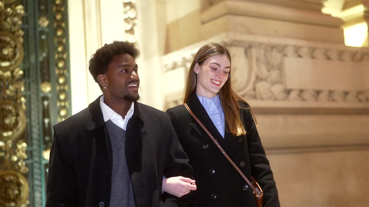 gente en la ciudad por la noche