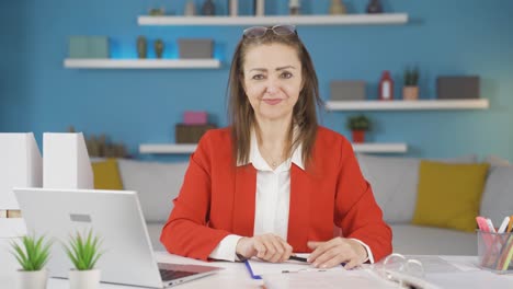 retrato de mujer trabajadora de oficina en el hogar
