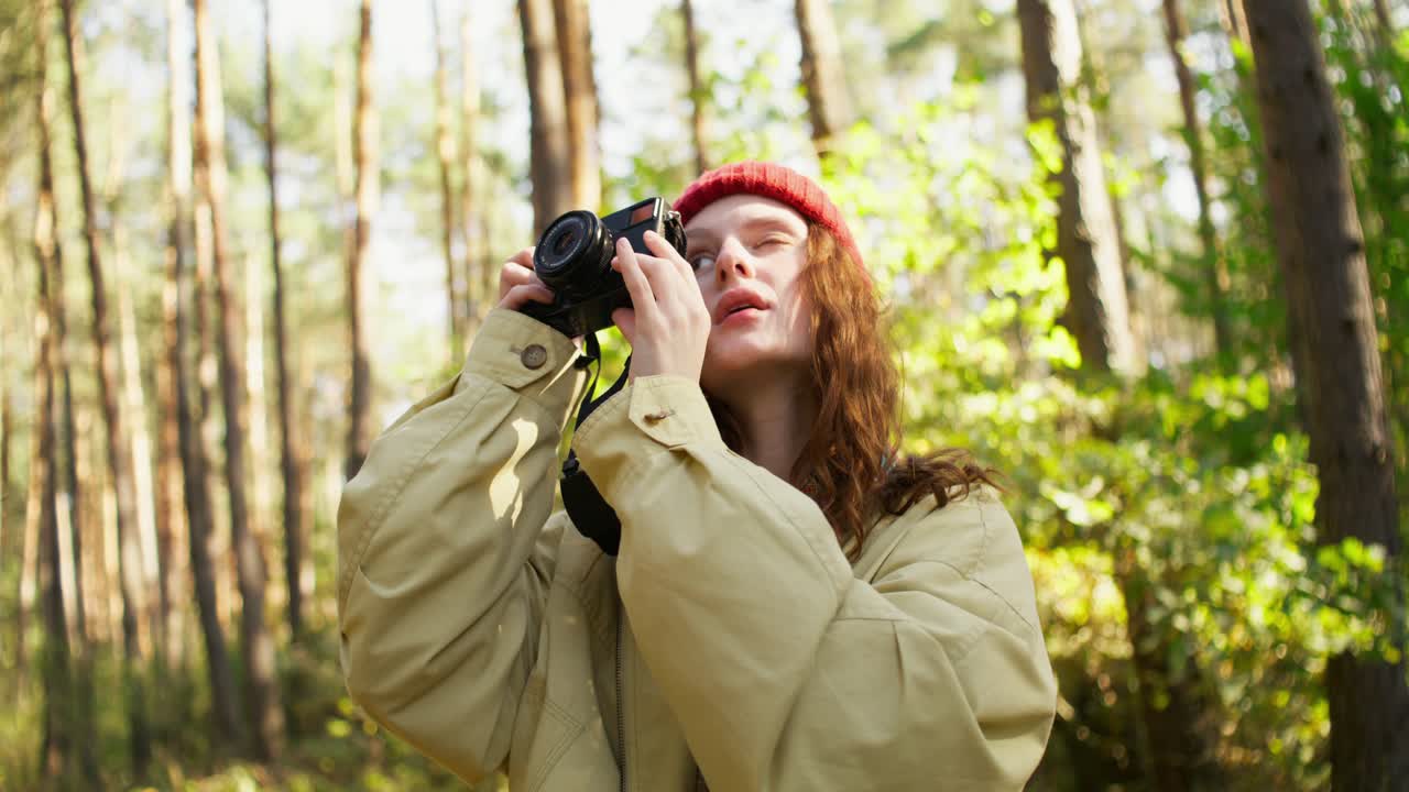 mujer tomando una foto en el bosque
