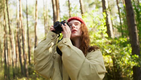 mujer tomando una foto en el bosque