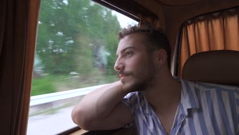 un joven sentado en el coche.