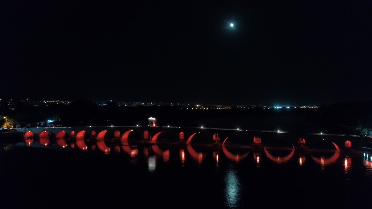 에데르네에 있는 메치디예 다리 (mecidiye bridge) 의 야간 항공영상 (aerial night view)