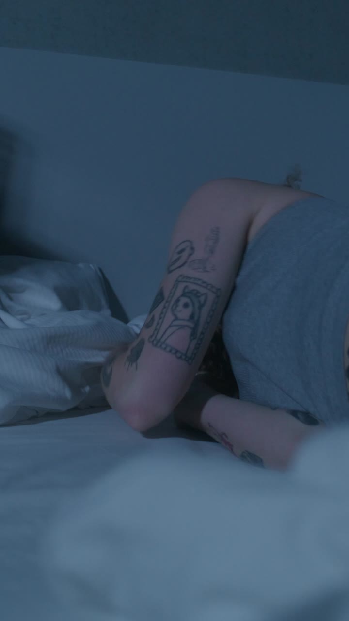 mujer durmiendo en la cama