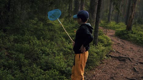 Un-Niño-Atrapa-Mariposas-Con-Una-Red