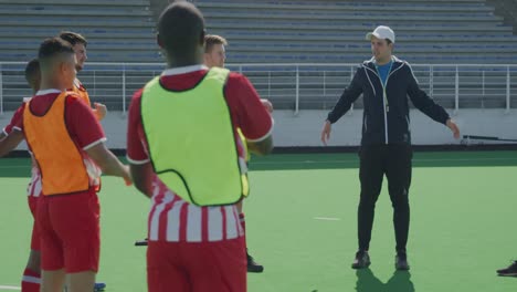 Jugadores-De-Hockey-Estirándose-Antes-De-Un-Partido.