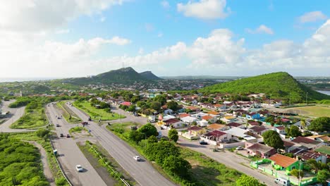 Barrio-Seru-Di-Domi-Con-Vistas-Panorámicas-De-Otrobanda-Detrás-De-La-Autopista