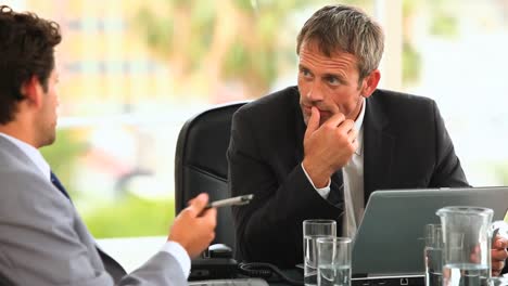 hombres de negocios durante una reunión hablando