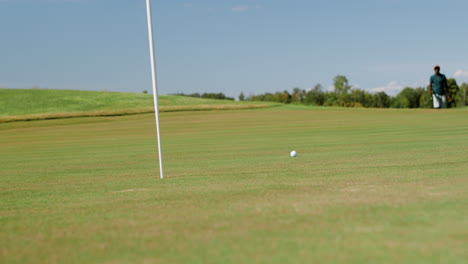 Afroamerikanischer-Mann,-Der-Auf-Dem-Golfplatz-Golf-übt.