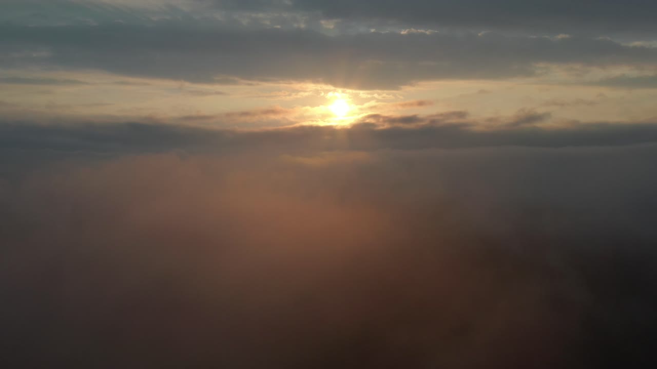 el amanecer por encima de las nubes