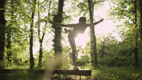 mujer haciendo yoga en el bosque