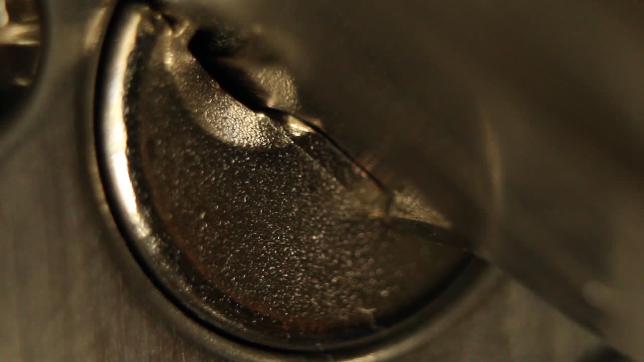 데드볼트 도어 잠금 장치에 키를 삽입하고 오른쪽으로 돌리고 주거용 극단적인 클로즈업을 제거했습니다.