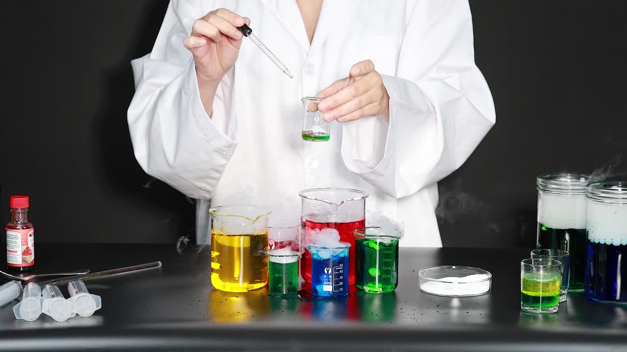 experimento científico colorido con reacciones químicas