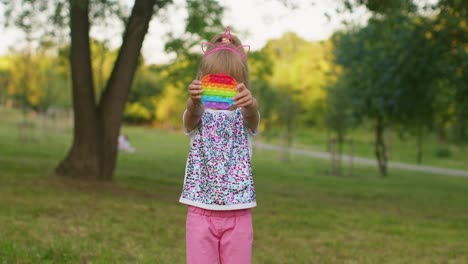 Kinder-Mädchen-Quetschen-Drückt-Bunten-Anti-Stress-Touchscreen-Push-Pop-Es-Beliebtes-Spielzeug-Im-Park