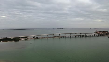 vista aérea del puente tierra verde también conocido como pinellas bayway en florida