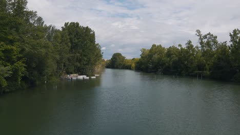 Move-sideways-towards-the-lake-in-the-middle-of-the-forest-on-the-bridge,-Montpellier---France