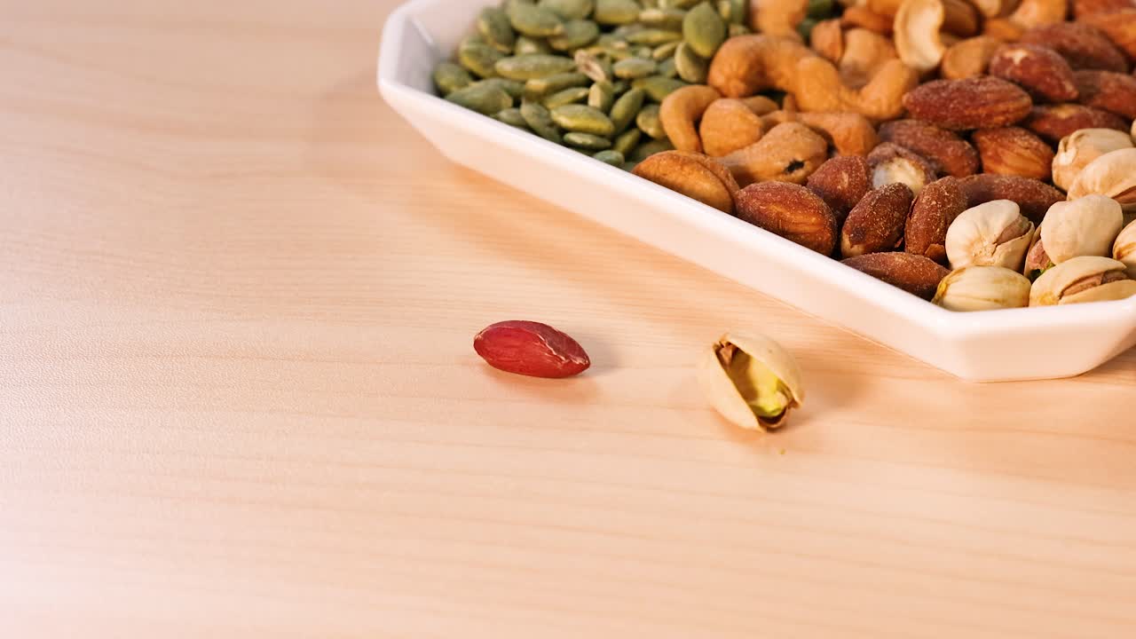 다양한 단백질 원천, 견과류와 고기를 포함합니다.