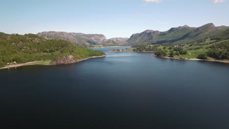 toma aérea de un fiordo en noruega