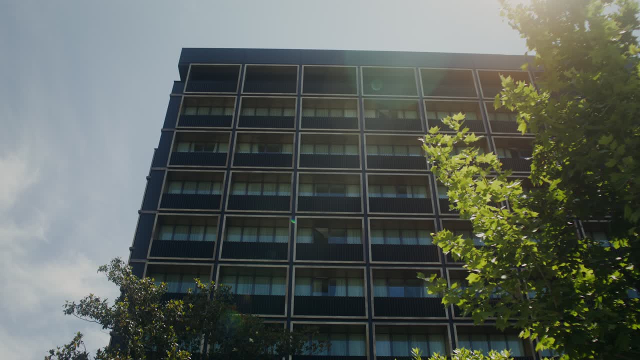 edificio moderno de gran altura con balcones