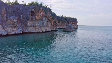 Paisaje-Marino-Tranquilo-Y-Acantilados-Escarpados-Cerca-De-La-Bahía-De-Las-Aguilas-En-Pedernales,-República-Dominicana